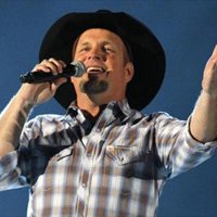 Garth Brook announces he will tour again