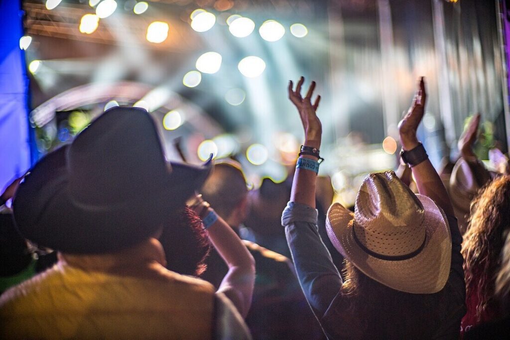 Picture of music crowd - Country on the Common - Maverick-Country.com