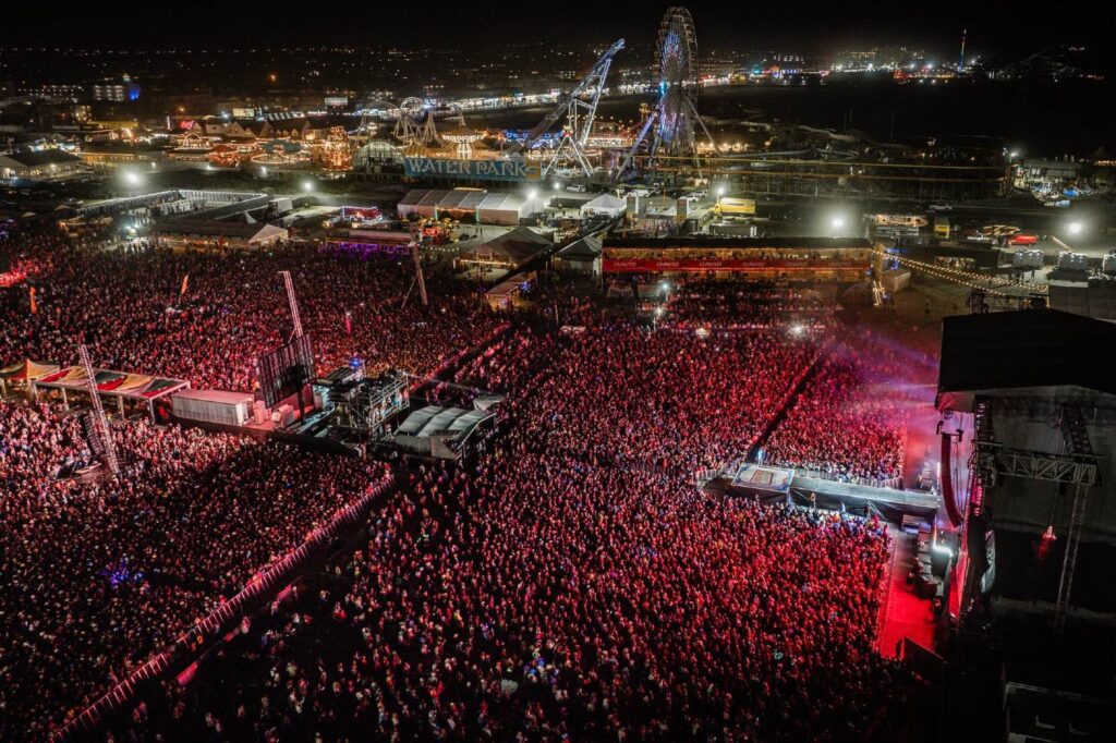 Picture of Barefoot Country Music Fest crowd - Photo by arefoot Country Music Fest - Maverick